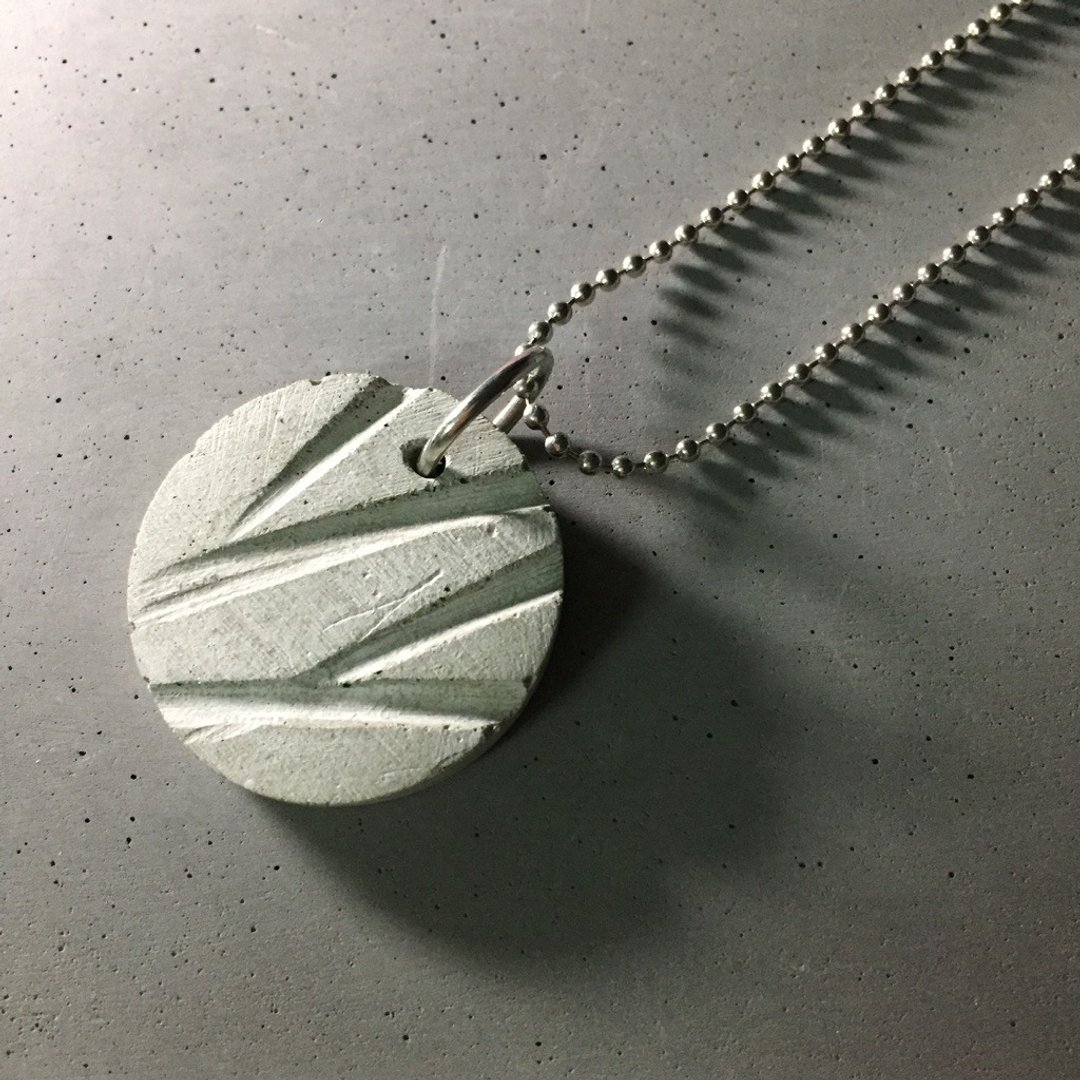 清水模作品 - 男装水泥项链 - 坑纹圆盘 - 项链 - 水泥 灰色