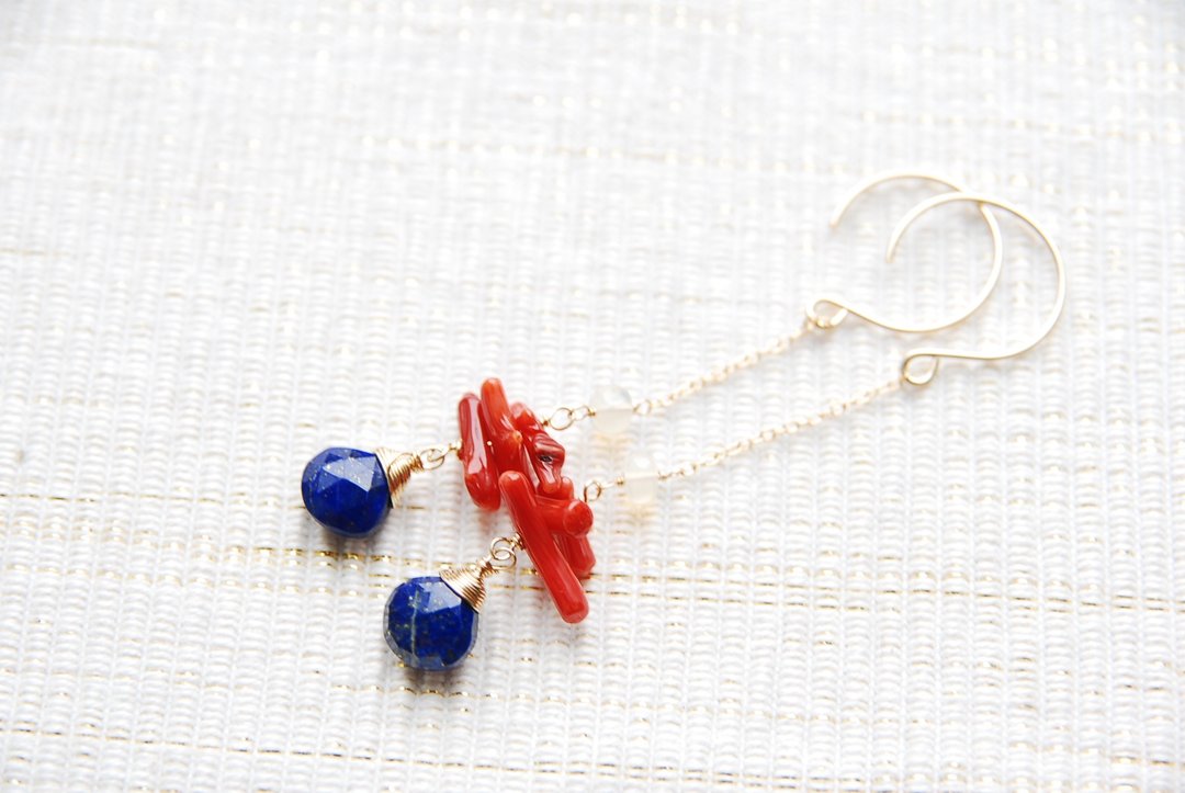 Lapis lazuli and red coral earrings 14kgf - 耳环/耳夹 - 宝石 蓝色