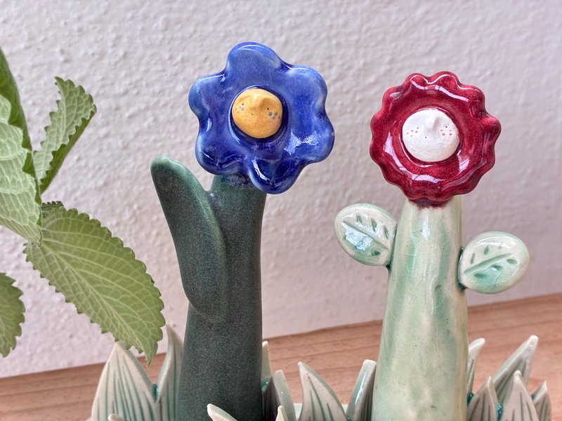 | Luna 陶偶系列 | 陶器 蓝花 红花 绿草丛 摆设 - 摆饰 - 陶 绿色