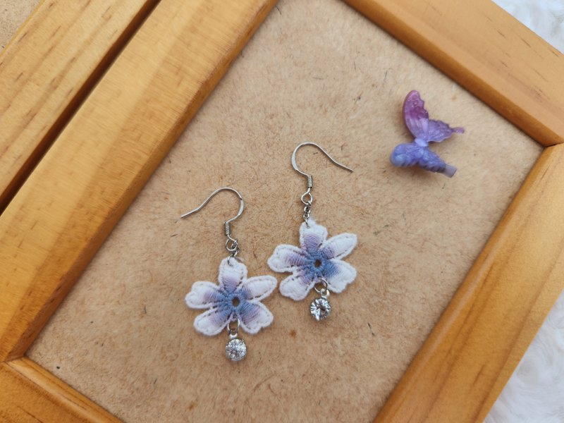 【花片蕾丝系列】薰雾纯白耳环-水钻款(纯银耳针/手工渐层染色) - 耳环/耳夹 - 其他材质 