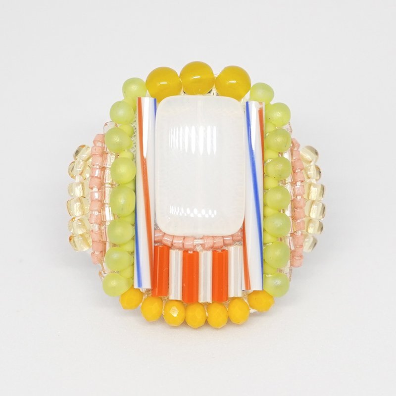 Very light chatty brooch 23 Bead embroidery brooch multicolor - 胸针 - 塑料 多色