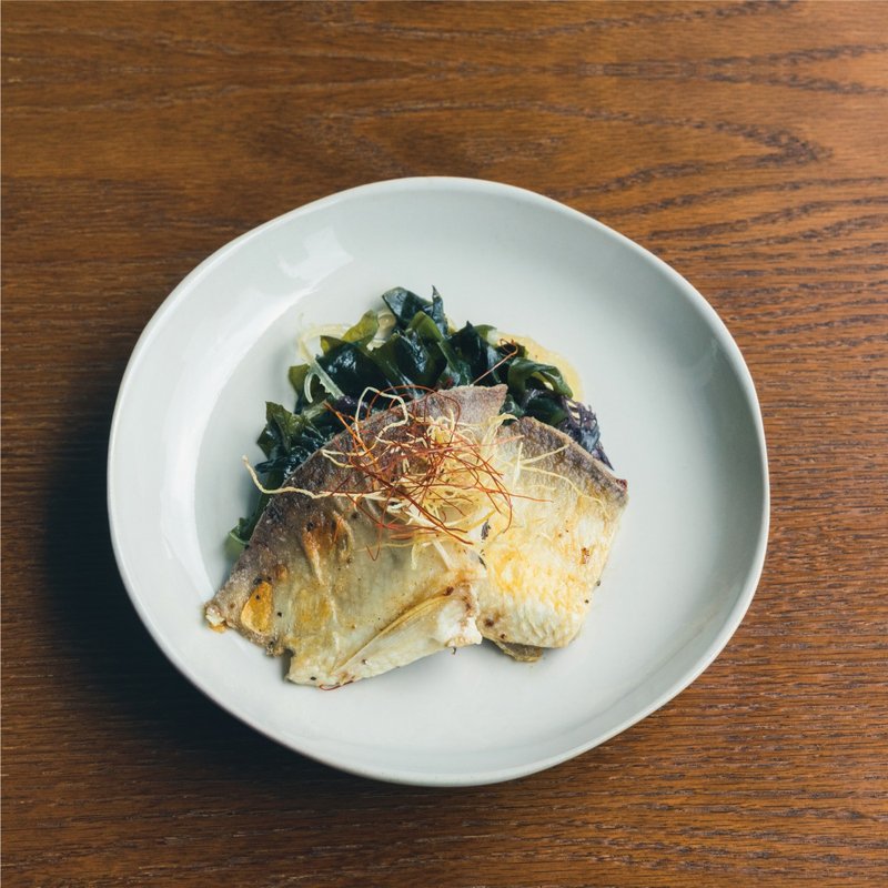 KOGA 许家陶器品 陶质六角中盘 (莺白) 餐盘 - 盘子/餐盘/盘架 - 陶 白色