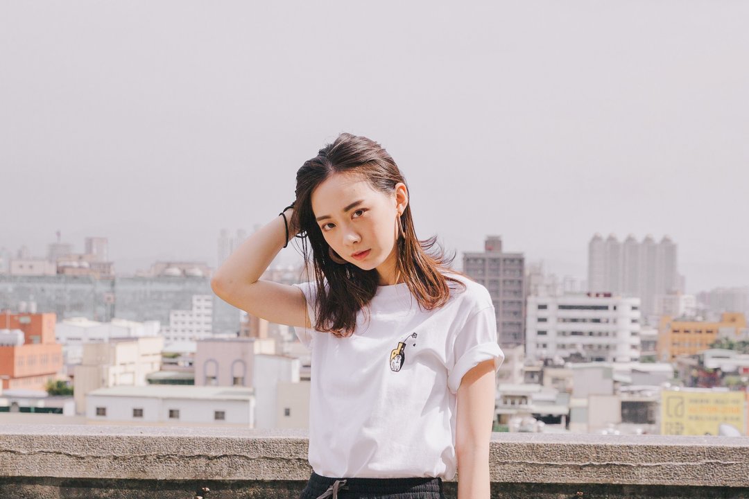 Scars and stars  /  上衣  刺绣 T-SHIRT  (中性版) - 女装 T 恤 - 棉．麻 白色