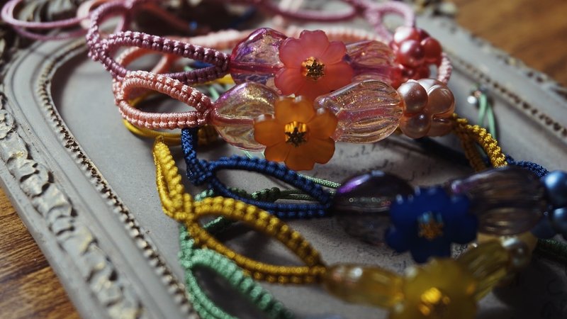 七彩花亚洲绳手链 - 手链/手环 - 压克力 多色