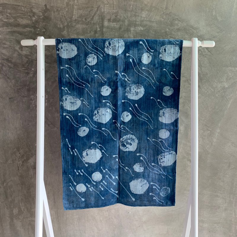 Indigo batik shawl - 丝巾 - 棉．麻 