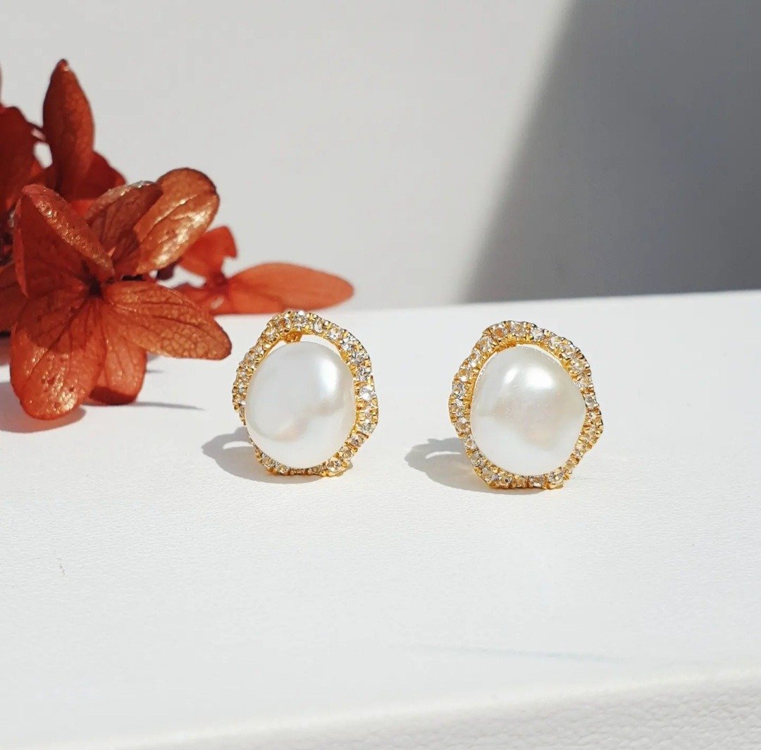 Keshi pearl earring surrounded by White topaz, Silver, yellow gold plated - 耳环/耳夹 - 珍珠 白色