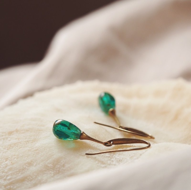 融彩水滴玻璃珠 黄铜弯月耳钩 蓝绿 - 耳环/耳夹 - 其他金属 蓝色