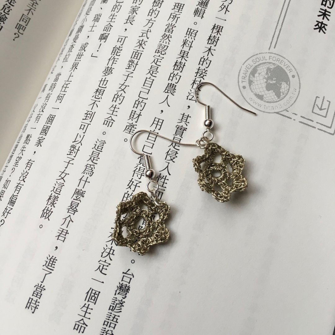 圣诞花语 钩针编织耳环 限量手工 饰品 圣诞饰品 圣诞礼物 生日礼物  交换礼物 情人节礼物 情人节饰品 饰品推荐 - 耳环/耳夹 - 其他金属 金色
