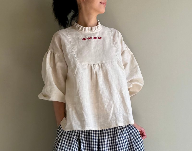 生活如诗/古董米色亚麻/刺绣荷叶滚边立领澎澎袖长袖上衣100%亚麻 - 女装上衣 - 棉．麻 