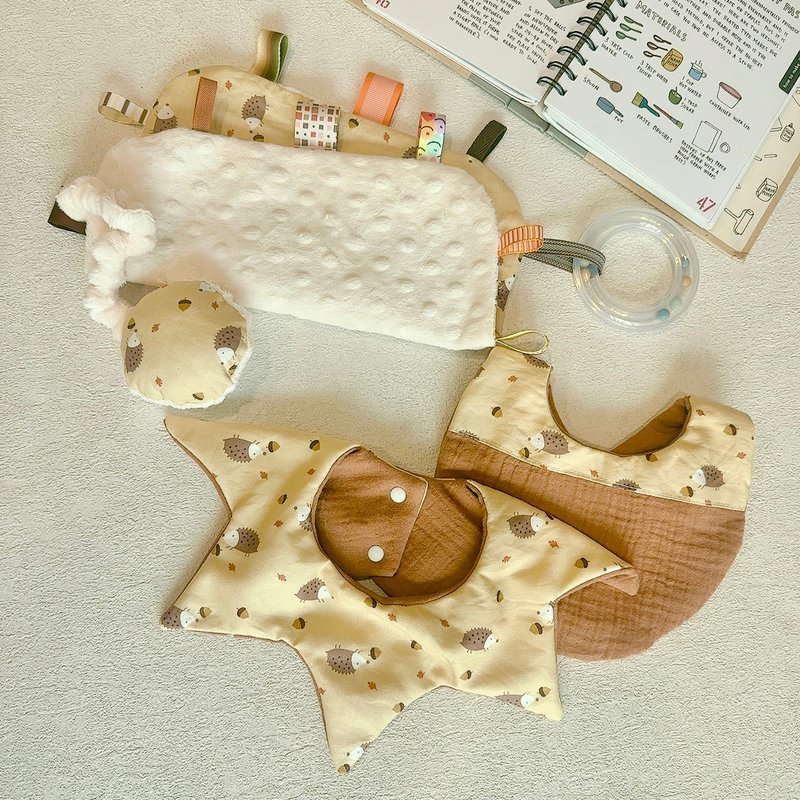 刺猬礼盒弥月礼 l 安抚巾 l 围兜兜 - 满月礼盒 - 棉．麻 