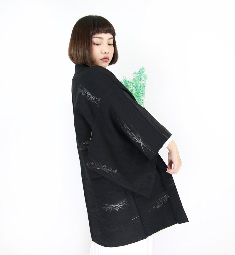 Back to Green::日本带回和服 羽织 压纹 金葱刺绣 //男女皆可穿// 内里泛黄不影响穿搭vintage kimono (KI-134) - 女装休闲/机能外套 - 丝．绢 