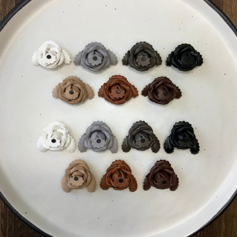 贵妇狗x皮革小玫瑰耳环│纯银耳鈎│镀银耳夹【玩具贵宾犬】 - 耳环/耳夹 - 真皮 咖啡色