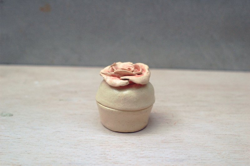 玫瑰花手工陶盒 - 花瓶/陶器 - 陶 白色