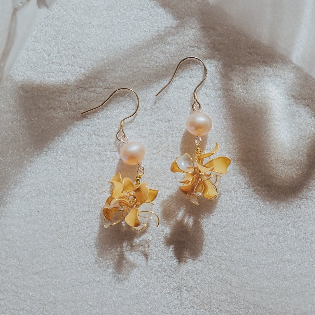 【捧花-温柔杏】垂坠耳环 | 水晶花饰品 - 耳环/耳夹 - 树脂 黄色