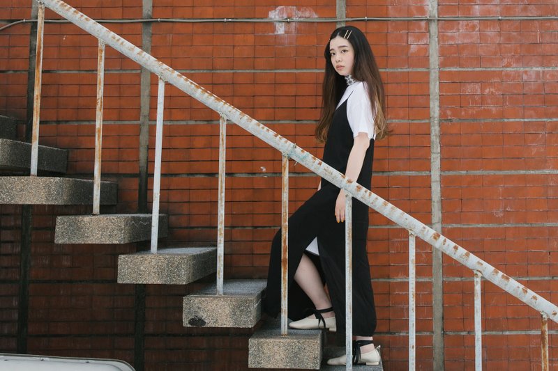 黑色细肩带开岔连身裙 - 洋装/连衣裙 - 棉．麻 黑色