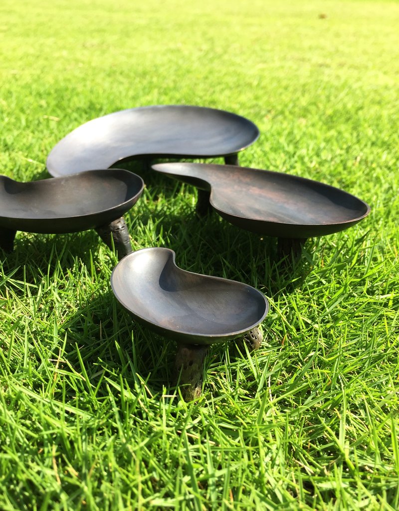 猫就站起来  大   / Standing Cat tray (large) - 浅碟/小碟子 - 其他金属 