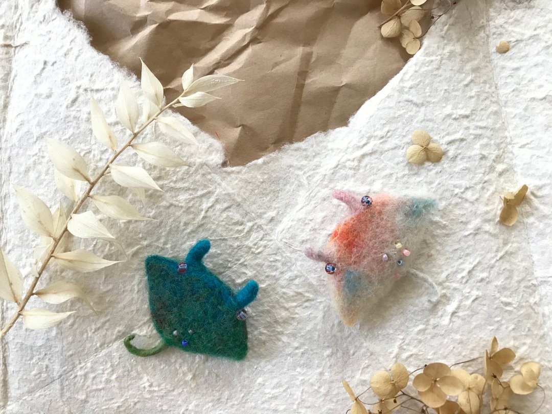 海洋生物系列别针*淡色鬼蝠魟 - 胸针 - 羊毛 粉红色