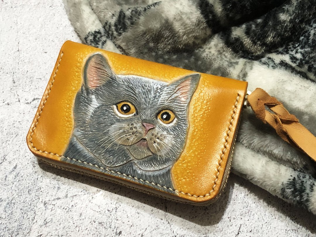 【定制化礼物】猫咪皮雕短夹钱包  真皮全手缝   手工染色 - 皮夹/钱包 - 真皮 橘色