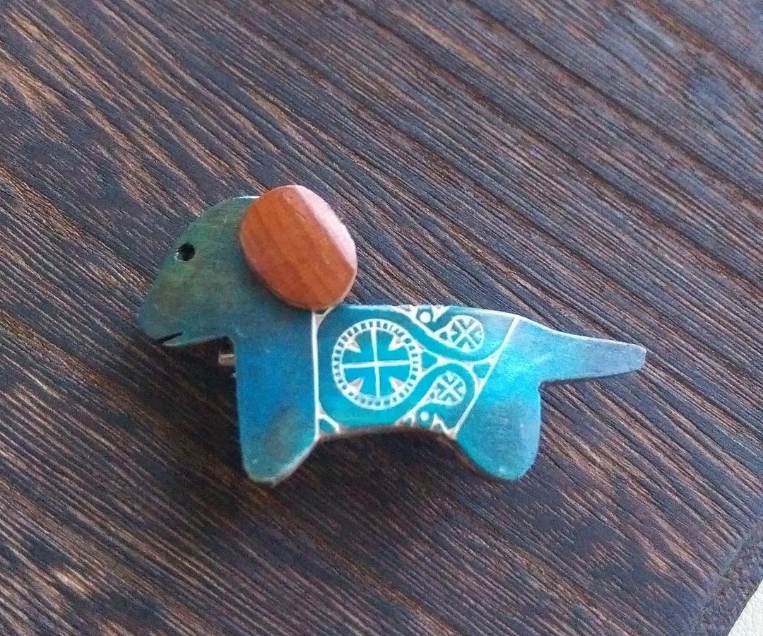 Vintage Jewelry 西洋古董饰品 手工 木雕小狗儿 小巧 别针 - 徽章/别针 - 其他金属 金色