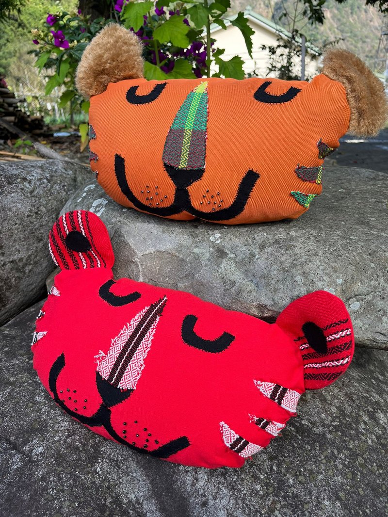 原住民/赛德克族/织布/幸虎抱枕 - 枕头/抱枕 - 其他材质 