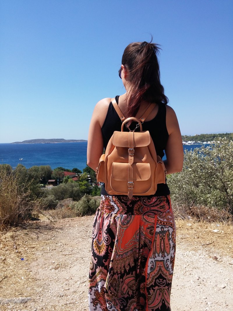 Medium Size Leather Backpack from Full Grain Leather Handmade in Greece. - 后背包/双肩包 - 真皮 咖啡色