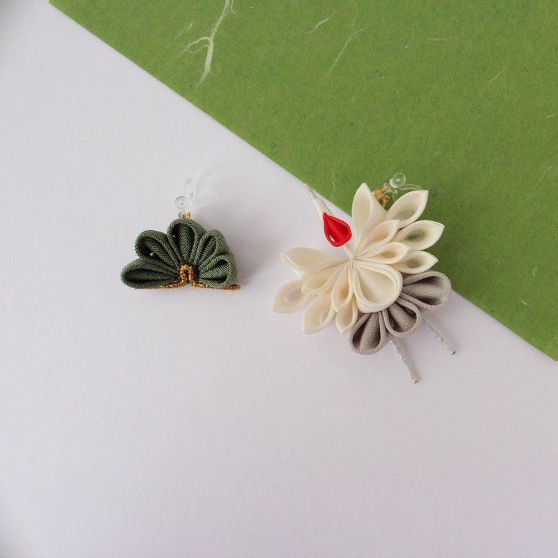 earring/ non pierced earring crane red×grey & pine - 耳环/耳夹 - 丝．绢 绿色