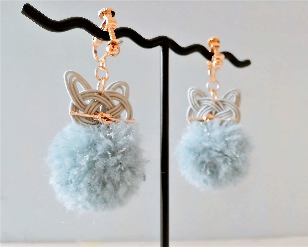 Mizuhiki cat knot and yarn ball earrings Color: Blue - 耳环/耳夹 - 羊毛 蓝色