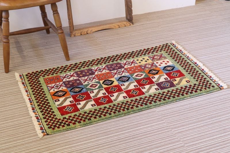 Light green hand-woven carpet Handmade rug Entrance mat Wool & plant dyed 103 x 61 cm - 地垫/地毯 - 其他材质 绿色