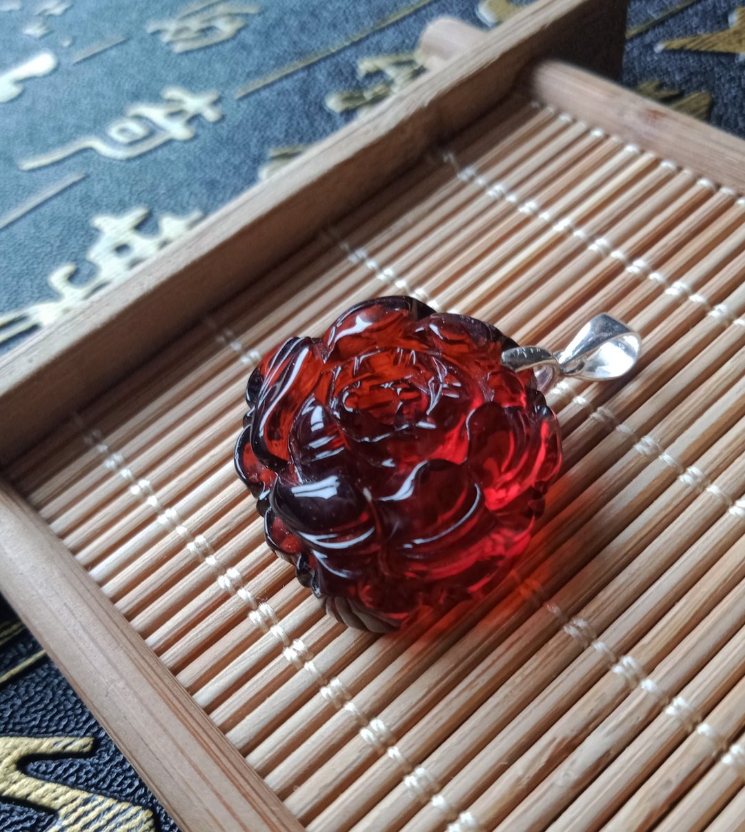 佚名山河。血珀花。血珀雕刻花坠子。2.1*2.4cm(不含坠) - 项链 - 宝石 红色