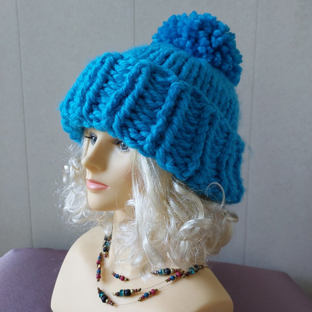 A bulky hat with a pompom. Turquoise color - 帽子 - 羊毛 蓝色