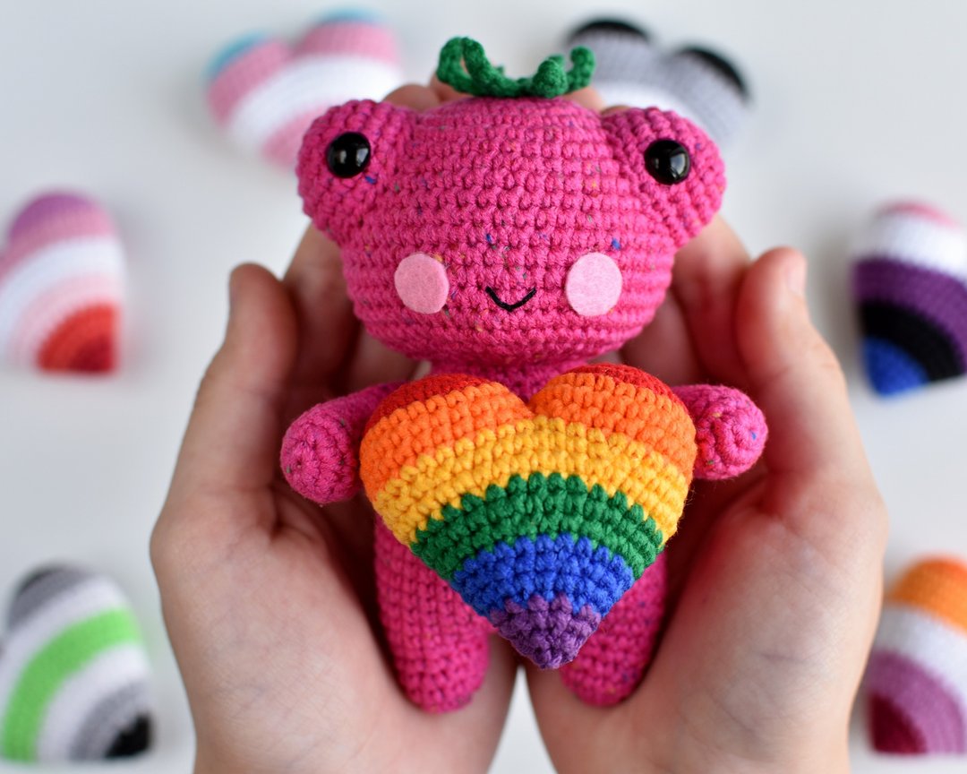Strawberry frog plush / Pride plush frog / Crochet frog with heart / LGBTQ+ - 玩偶/公仔 - 棉 