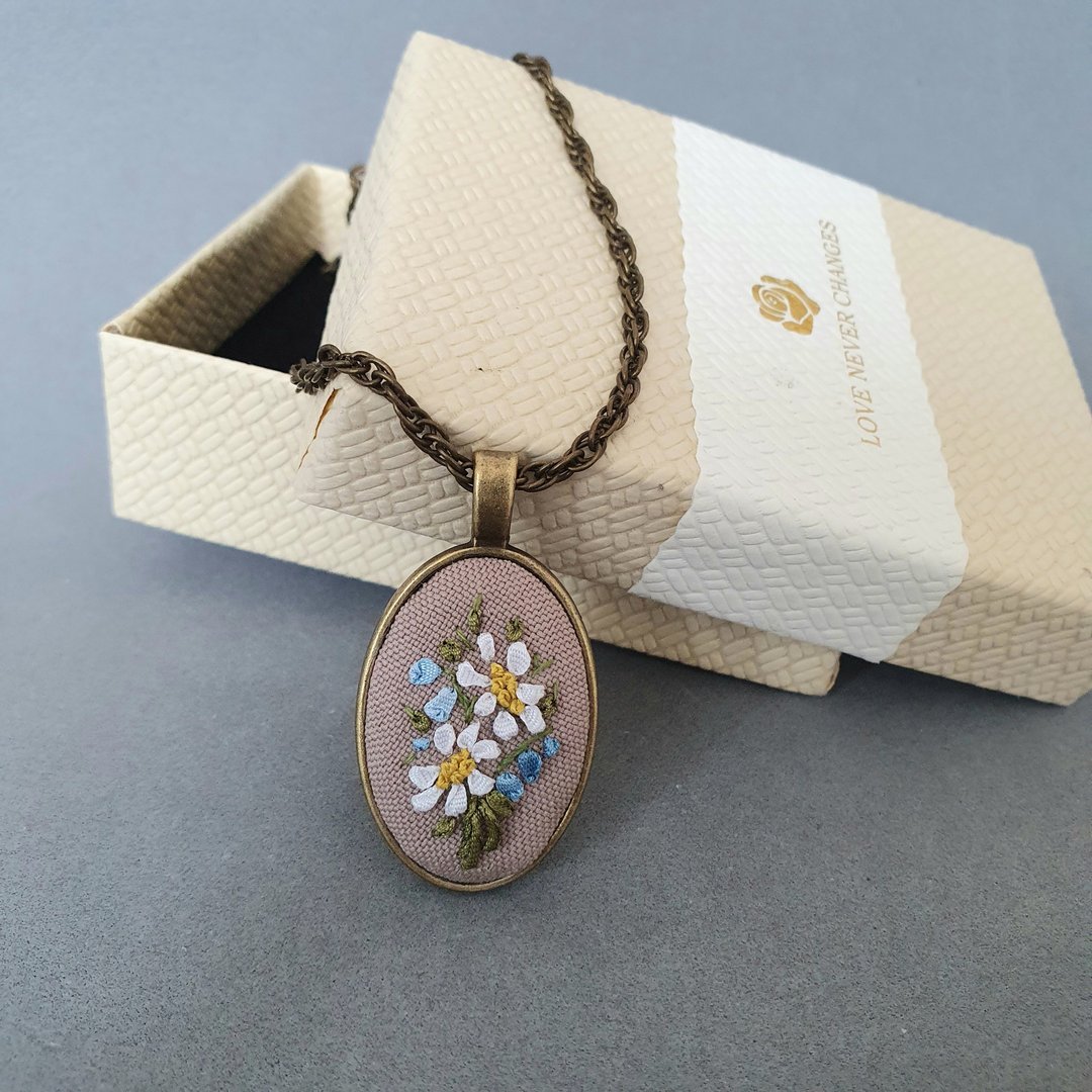 Ribbon embroidered pendant for her - 项链 - 丝．绢 多色