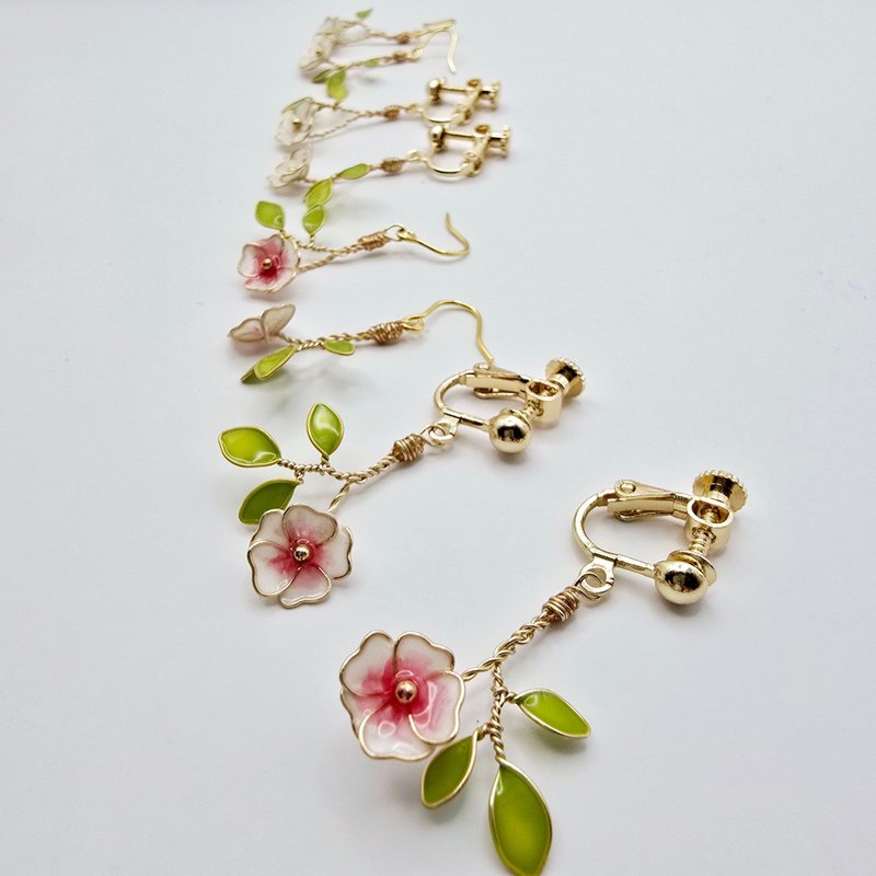 秀气小朵花配绿叶耳环 /水晶花耳环 - 耳环/耳夹 - 树脂 白色