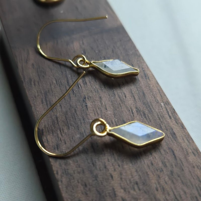 【日本手作】彩虹月光石耳环 - 耳环/耳夹 - 宝石 白色