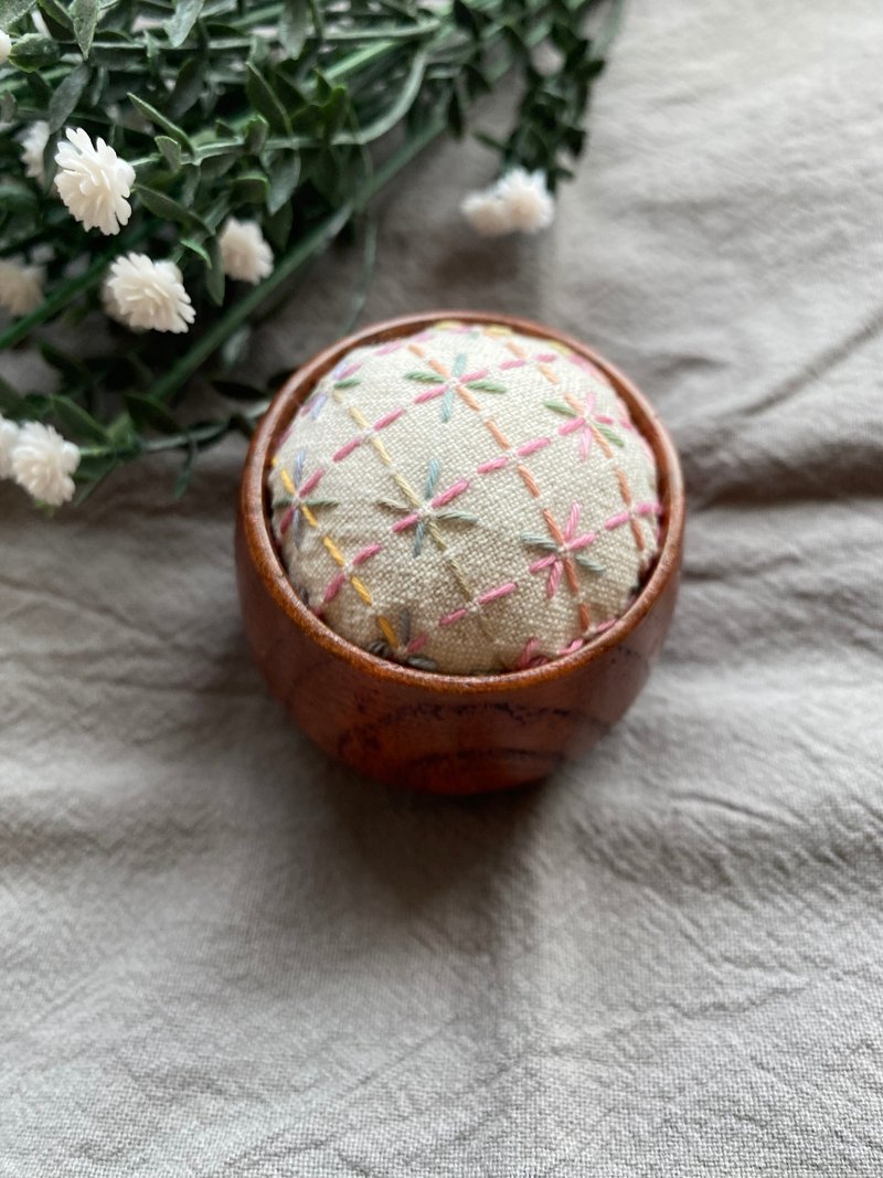 刺子绣针插 刺绣针收纳 摆设 段染小花 - 收纳用品 - 棉．麻 多色