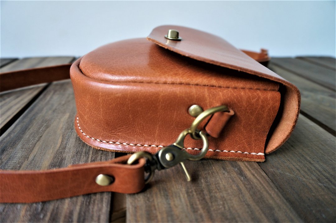 侧背包 // Shoulder bag // 单肩包 // 简约 // 可专属刻字 - 侧背包/斜挎包 - 真皮 
