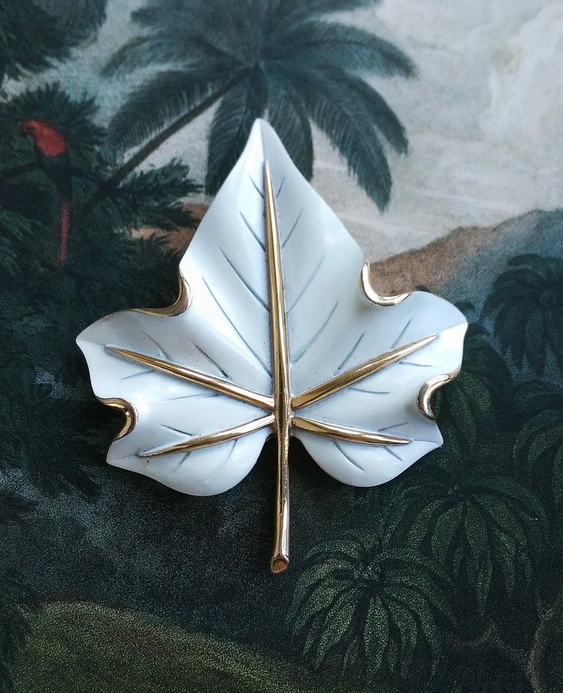 Vintage Jewelry 西洋古董饰品 TRIFARI 白珐琅 叶子 别针 - 徽章/别针 - 其他金属 白色