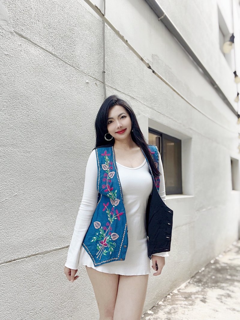 青春牛仔花卉图腾 尼泊尔民俗刺绣单面V领薄料棉麻开襟背心 - 女装背心 - 棉．麻 蓝色