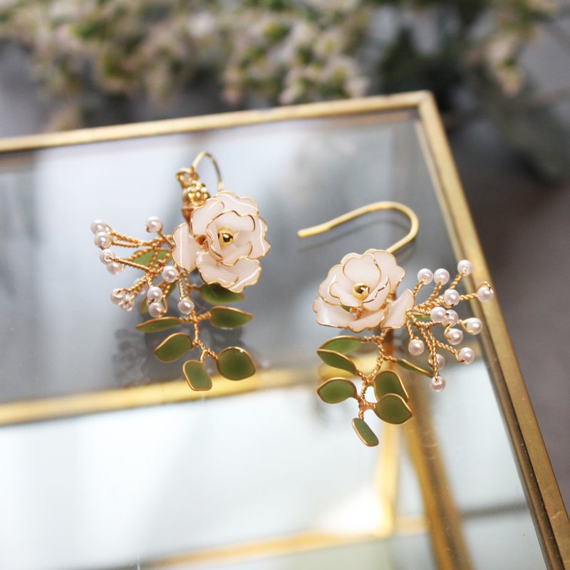 【白玫瑰花束耳环】 白色玫瑰与尤加利叶 手工铜线树脂 耳环/耳夹 - 耳环/耳夹 - 树脂 白色