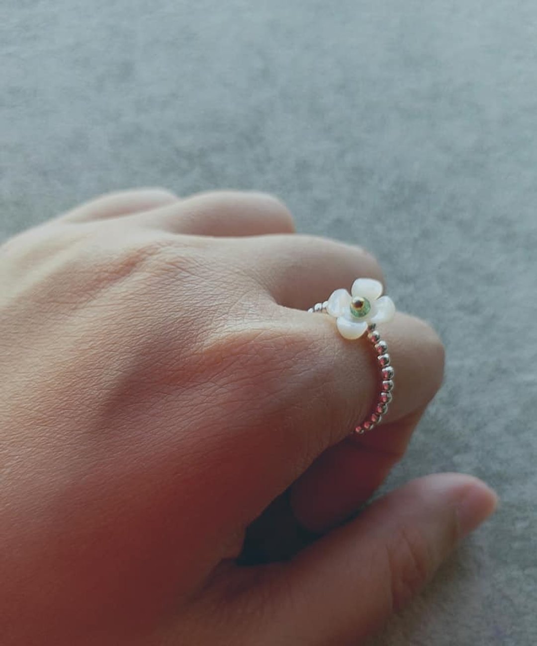 贝母花配小碧茜小珠， 925 纯银珠戒指 (有弹性） mother pearl flower ＆ small tourmaline 925 silver ring - 戒指 - 宝石 白色