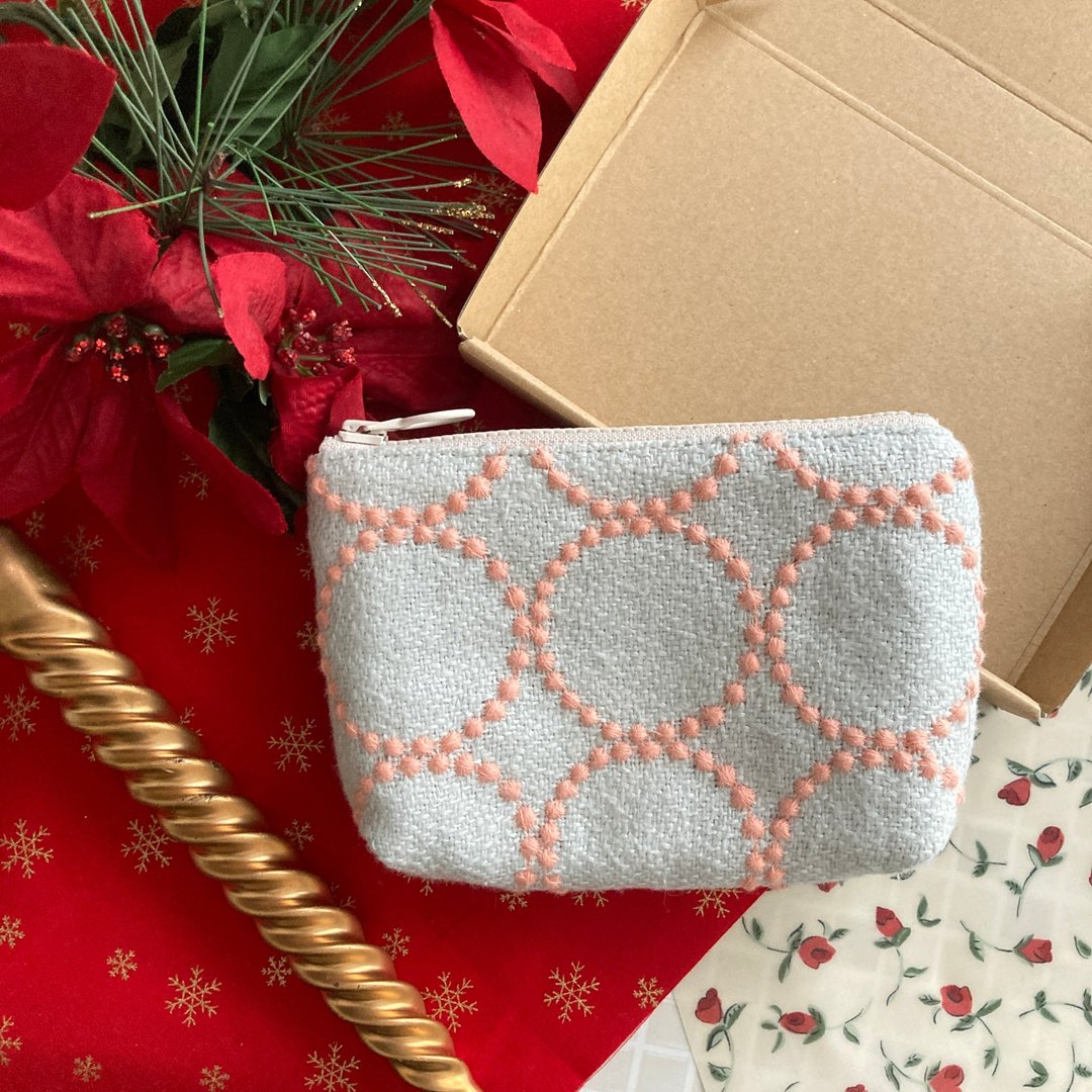 Mini cosmetic pouch handmade circle pattern Christmas wrapping available - 化妆包/杂物包 - 棉．麻 