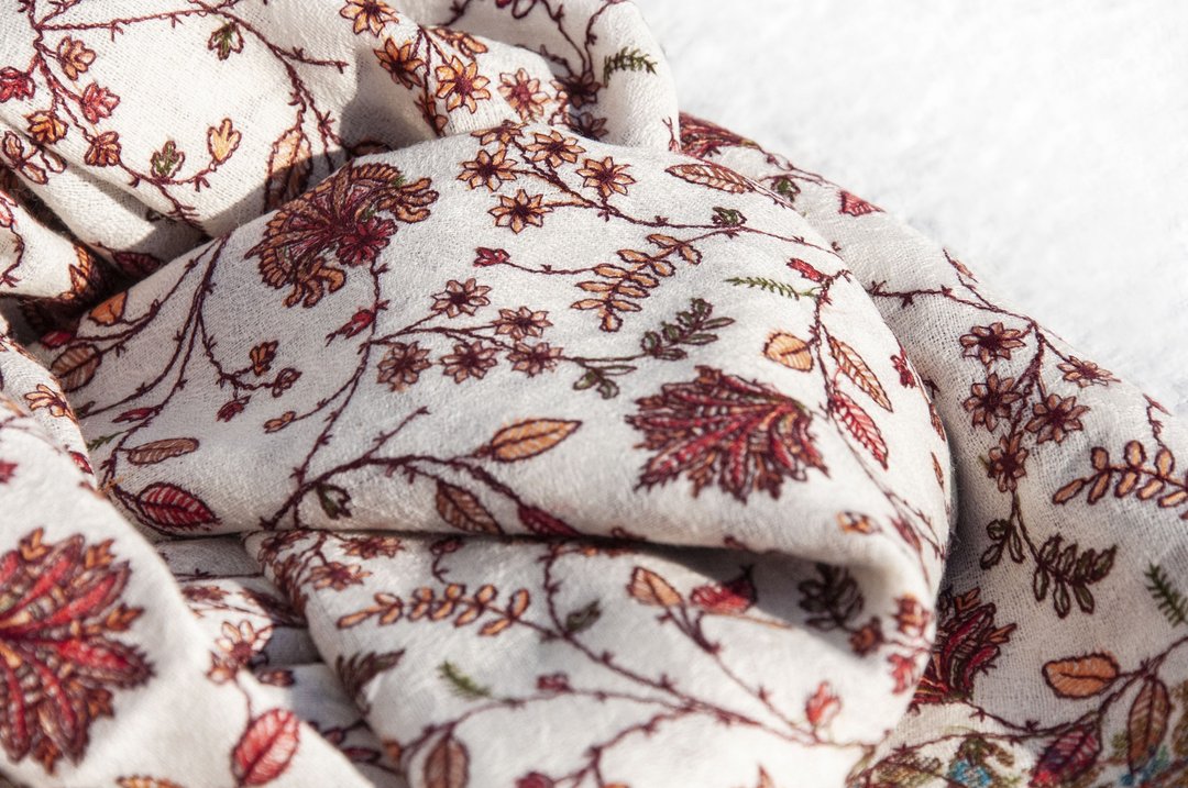 Pashmina 尼泊尔围巾 情人节礼克什米尔 喀什米尔Cashmere/羊绒围巾/纯羊毛围巾披巾/戒指绒披肩-刺绣花朵 - 围巾/披肩 - 羊毛 多色