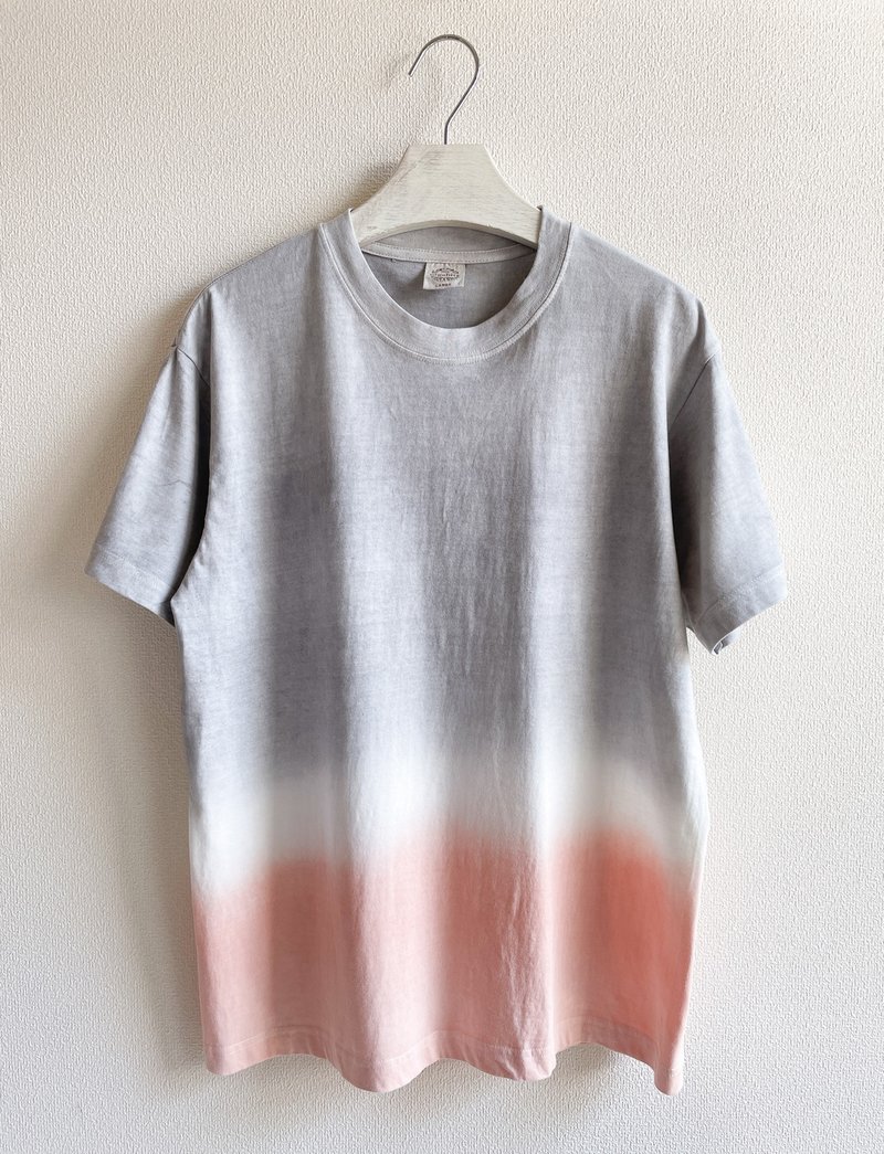 Natural Tropical Time Gentle, light gray and pink mud-dyed organic cotton T-shirt - 女装 T 恤 - 棉．麻 粉红色