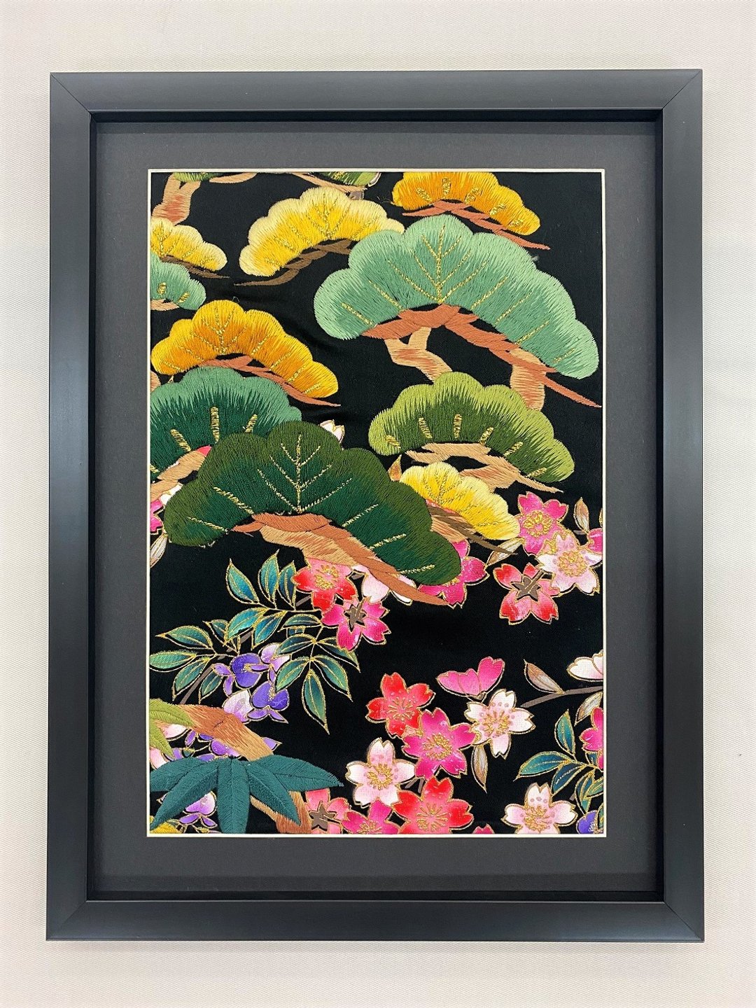 和服艺术 82 : 黑色色打挂刺绣装饰挂画 松木花卉 现代和风 - 海报/装饰画/版画 - 绣线 黑色