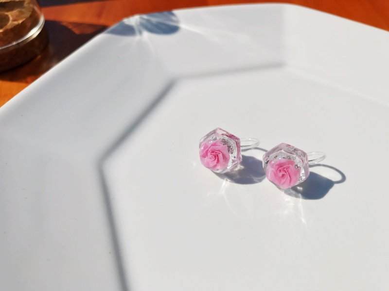 折纸饰品—冰冷 纸玫瑰—粉红柔嫩—贴耳 耳环 - 耳环/耳夹 - 树脂 粉红色