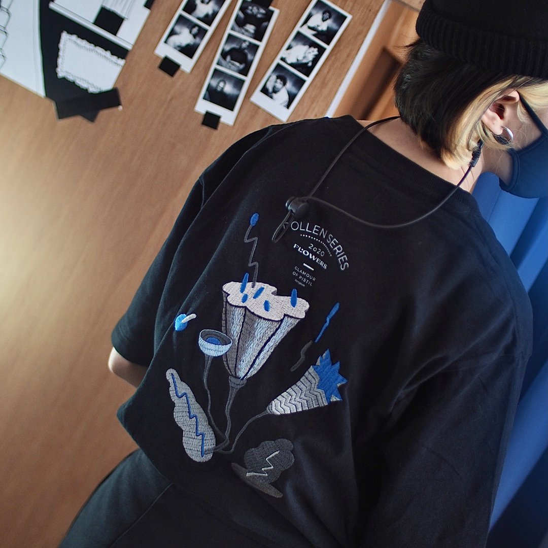 BLACK T SHIRT Blue Flower - 女装 T 恤 - 棉．麻 黑色