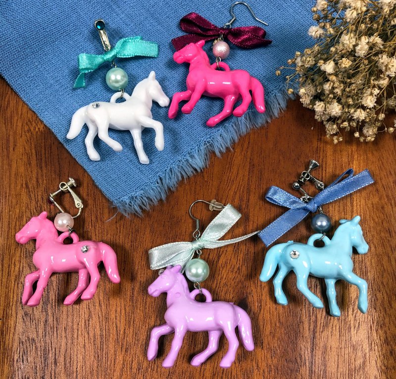 耳畔的散步 小马耳环 耳夹 / 蝴蝶结款 - 耳环/耳夹 - 压克力 多色