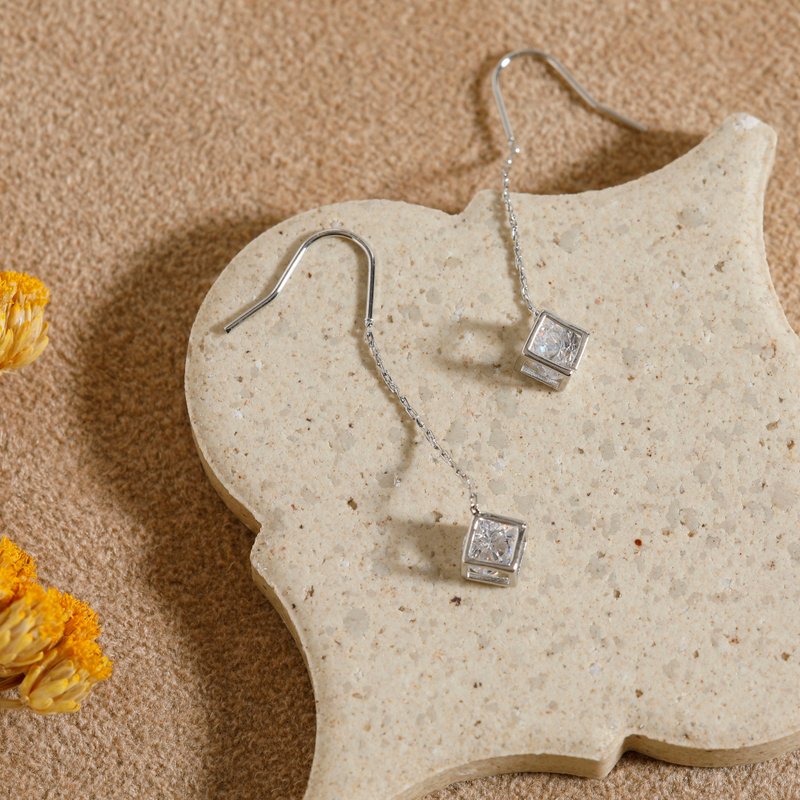 sway-cube 穿孔耳环 SV 时尚简约的设计，采用摇摆无镍耳针立方体，银铑 - 耳环/耳夹 - 其他金属 银色