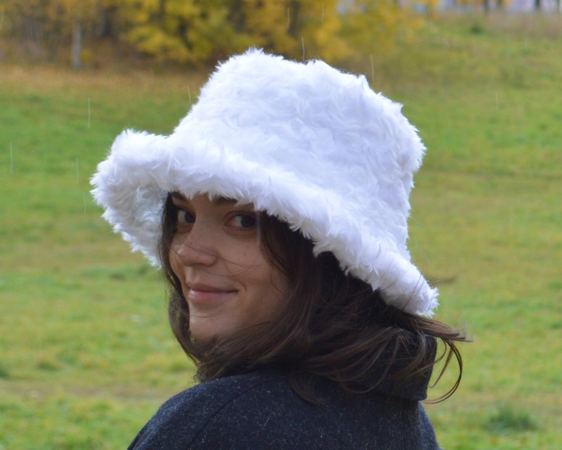 Faux fur bucket hat. Fashion white astrakhan hat. Cute fluffy hat. Fuzzy hat. - 帽子 - 其他材质 白色