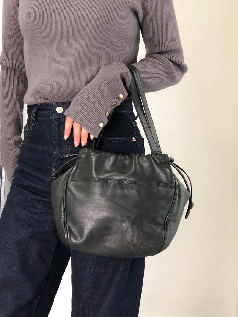 【日本直送 名牌中古包】LOEWE 罗威 手提包 黑色 Anagram 纳帕皮革 束口 vintage 古着 nggky5 - 手提包/手提袋 - 真皮 黑色